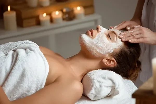 young-woman-mask-face-relaxing-spa-salon (1)